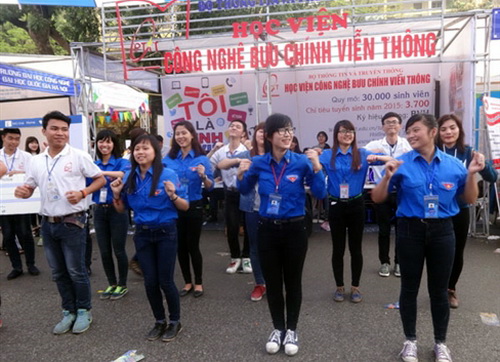 Sinh viên Học viên Công nghệ Bưu chính Viễn thông thu hút học sinh bằng nhảy flashmob